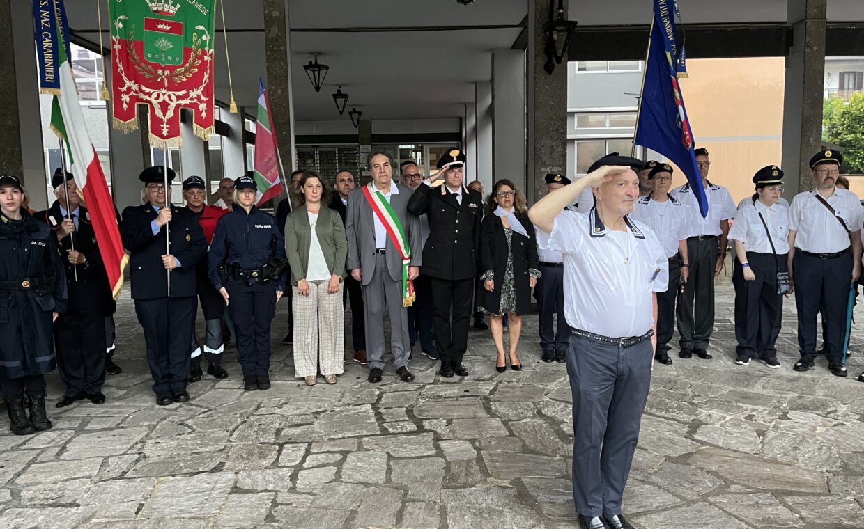 Sindaco, autorità e Forze dell'Ordine in posa durante la celebrazione del 2 Giugno
