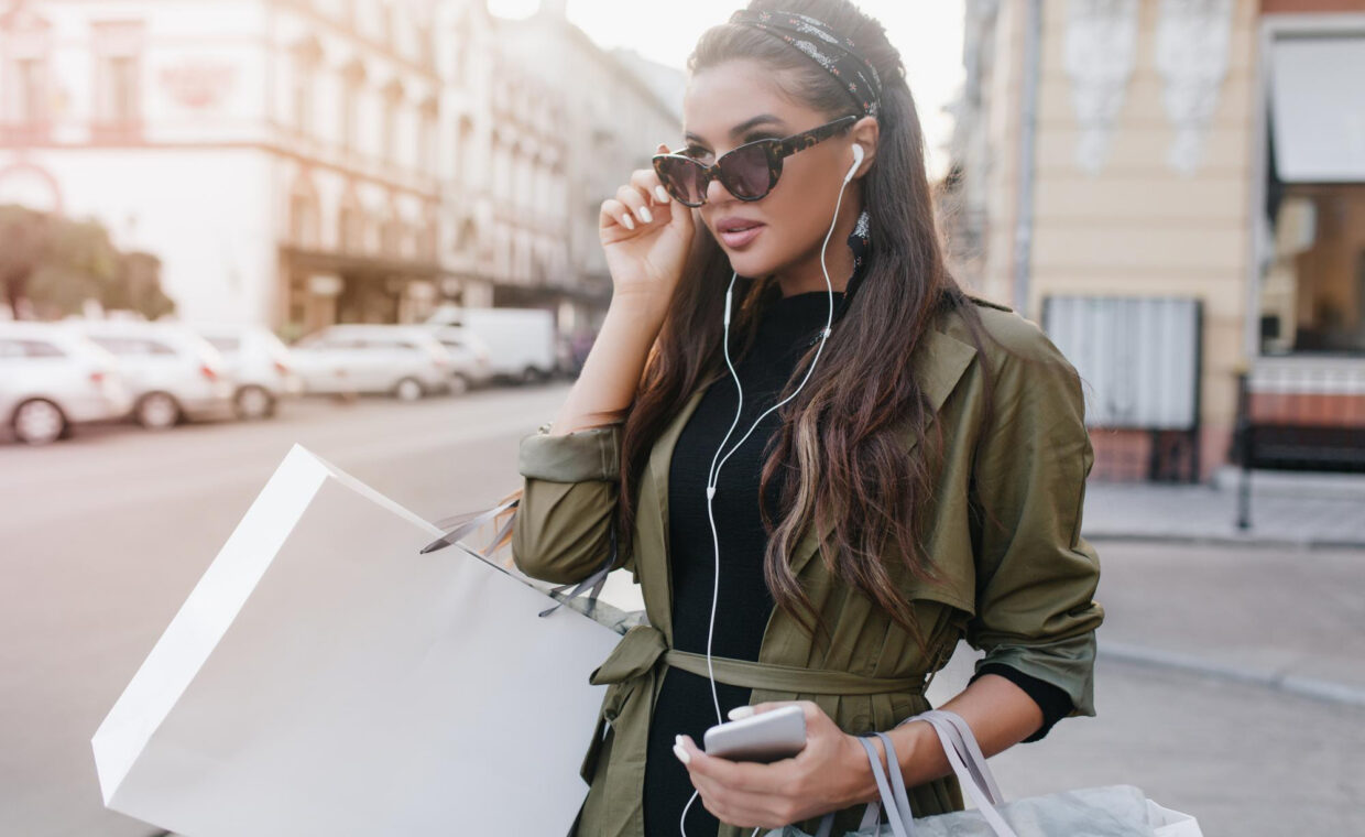 Una ragazza che fa shopping, con indosso le cuffie