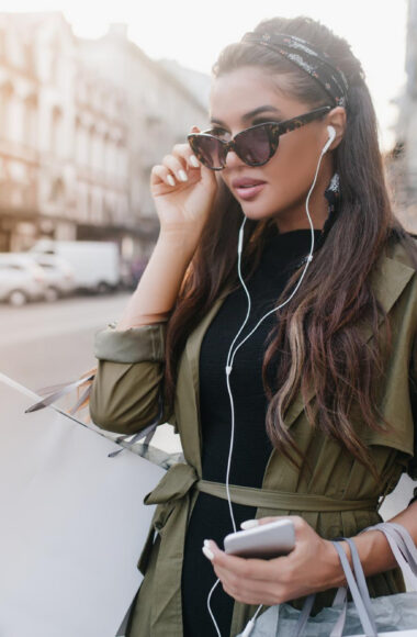 Una ragazza che fa shopping, con indosso le cuffie