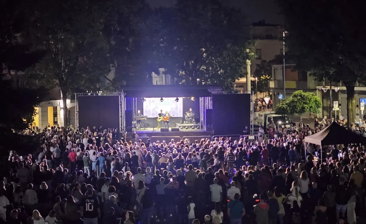 Piazza della Croce gremita durante lo spettacolo di Jerry Calà
