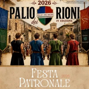 Quattro uomini, di spalle, vestiti con i colori dei rioni, in una ambientazione medievale