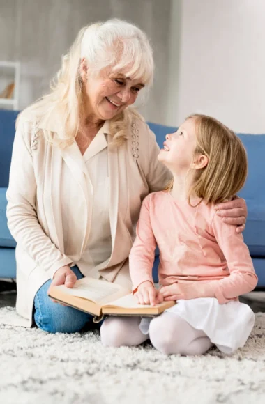 Nonna e nipote che si guardano