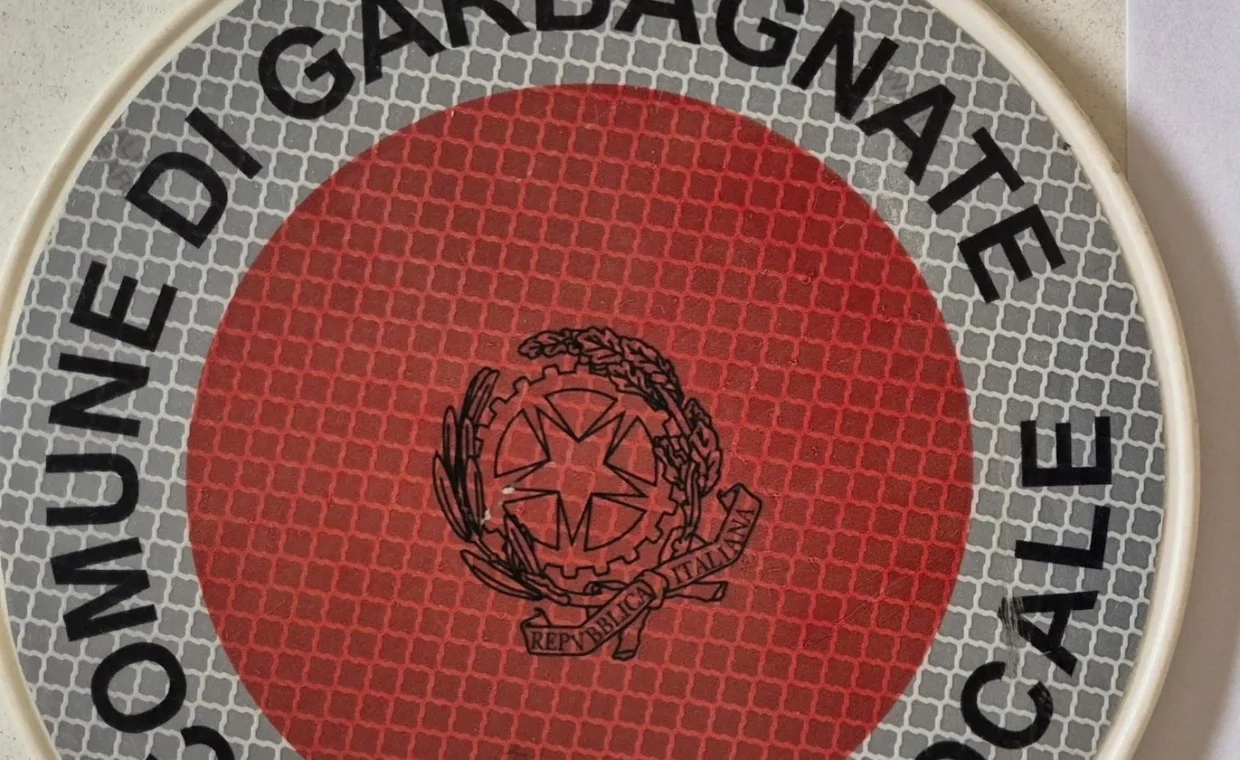 Foto di una paletta della Polizia di Garbagnate