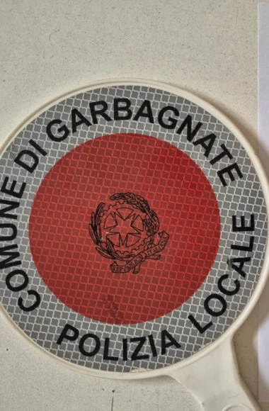 Foto di una paletta della Polizia di Garbagnate