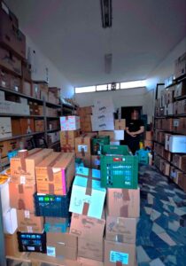 Deposito degli scatoloni con i diversi prodotti della raccolta solidale cittadina 2026 