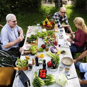 pranzo in giardino tra persone anziane