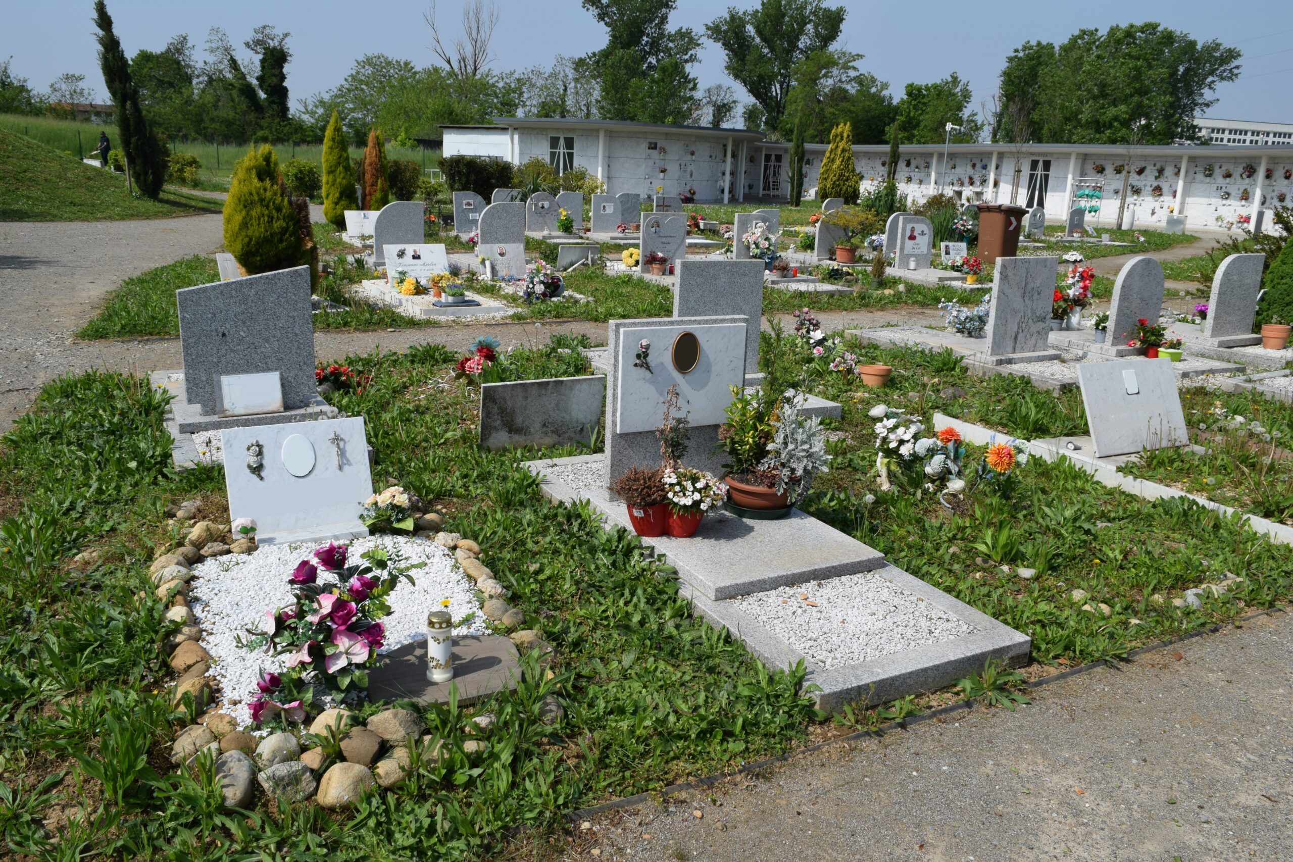 PRIMA Cimitero via Ticino - Dettaglio contorni di fossa