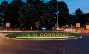 rendering insegna rotatoria Via Buonarroti illuminata