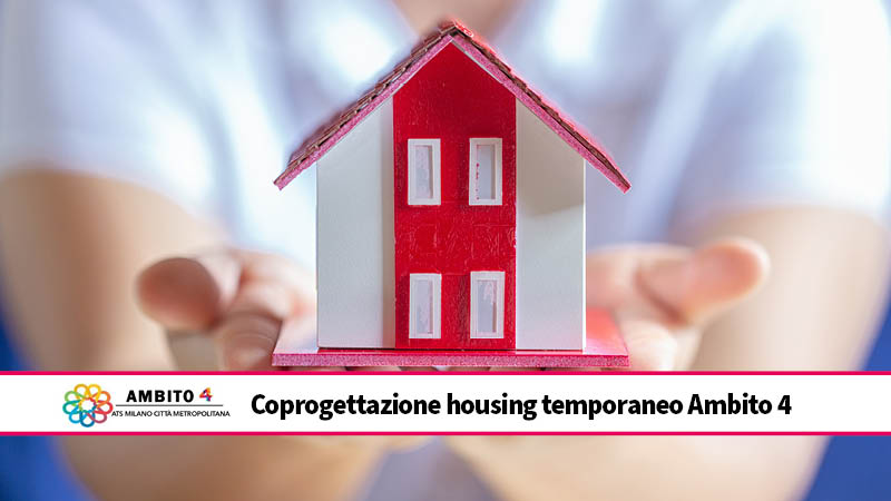 Modellino casa mostrato da mani in primo piano