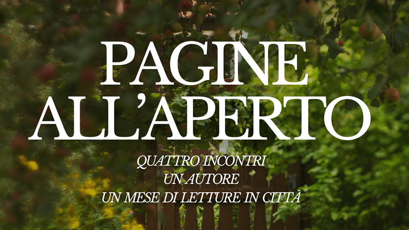Dettaglio locandina iniziativa con titolo e spazio verde all'aperto