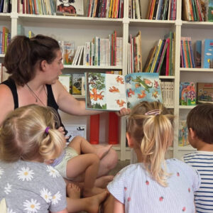 Barbara Chendi legge a dei bambini