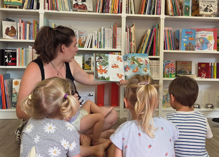 Barbara Chendi legge a dei bambini