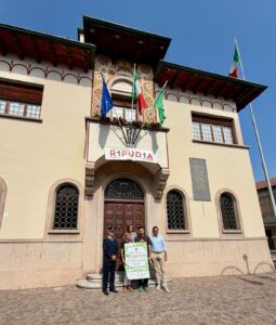 Foto sindaca Ilaria Scaccabarozzi, assessore Gianluca Villa, Presidente Pro Loco Donatella Lavelli, Comandante Antonio Pierni e architetto Giuseppe Vitagliano con manifesto Sagra 2026 davanti a Municipio