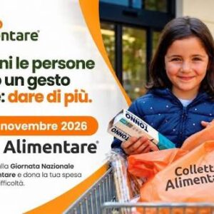 cover 30esima Giornata della Colletta alimentare, bambina con carrello e sacchetto colletta alimentare