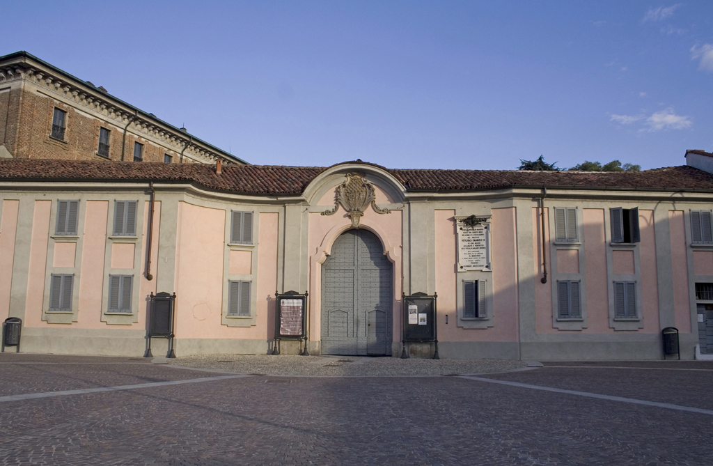 Villa fronte e piazza