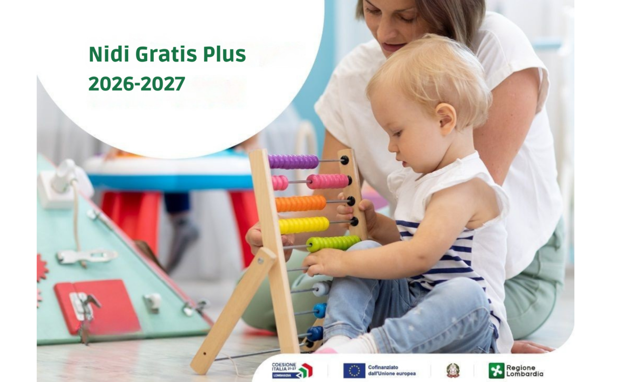 Bambino che gioca con madre. Scritta Nidi Gratis Plus 20026-2027, loghi