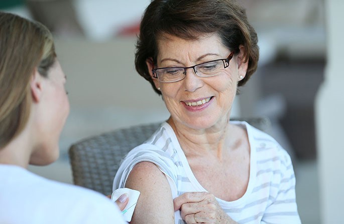 signora-riceve-vaccinazione