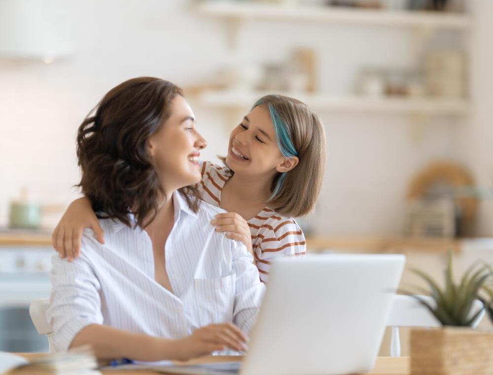 madre-al-computer-sorride-alla-figlia