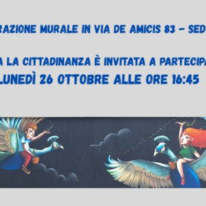 Locandina dell'inaugurazione del murale in Via De Amicis 83 a Sedriano. Testo: “Tutta la cittadinanza è invitata a partecipare. Lunedì 26 ottobre alle ore 16:45”. In basso è raffigurato il murale con due figure fantastiche che volano su grandi uccelli dai colori vivaci su uno sfondo scuro.