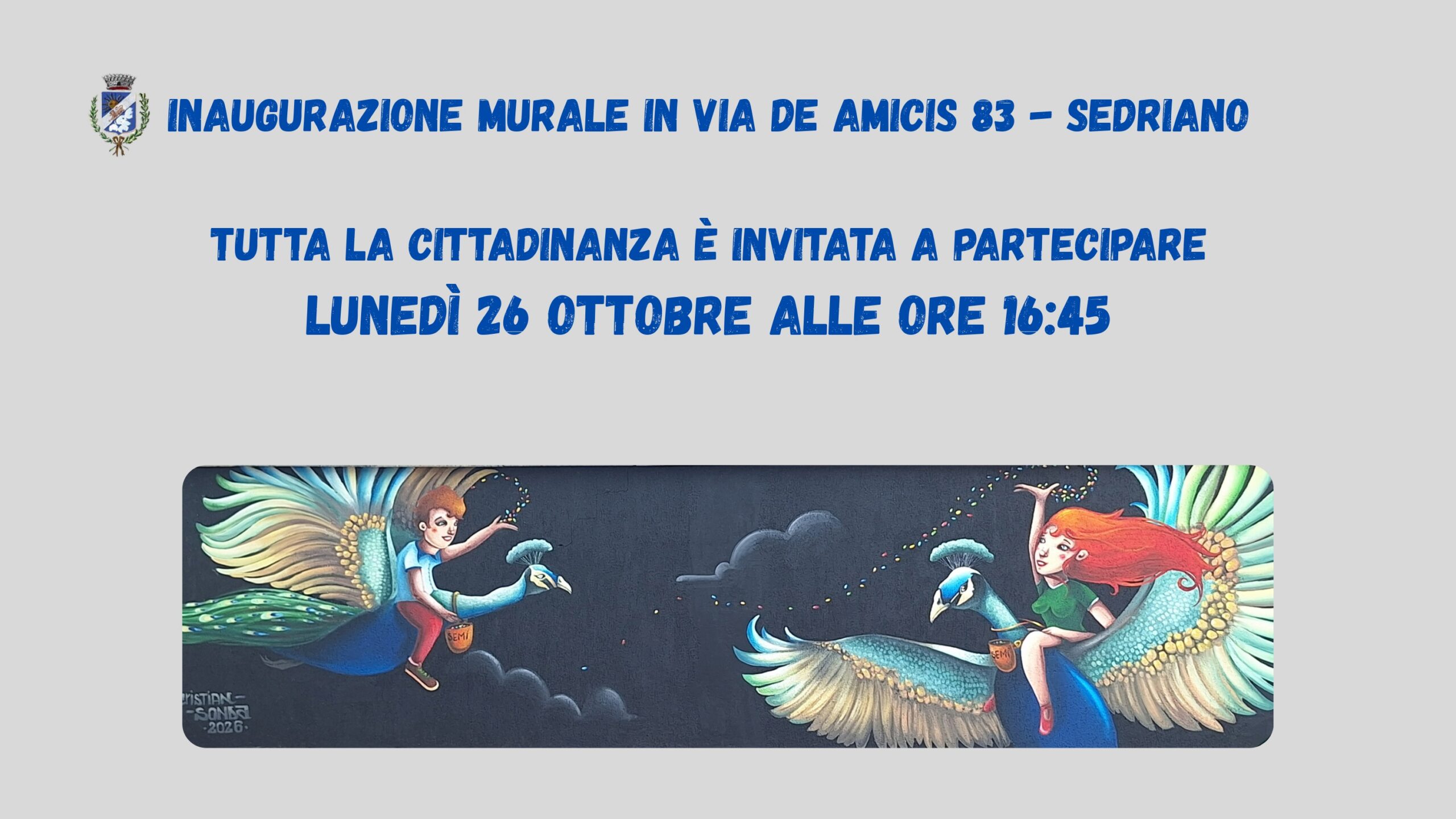 Locandina dell'inaugurazione del murale in Via De Amicis 83 a Sedriano. Testo: “Tutta la cittadinanza è invitata a partecipare. Lunedì 26 ottobre alle ore 16:45”. In basso è raffigurato il murale con due figure fantastiche che volano su grandi uccelli dai colori vivaci su uno sfondo scuro.