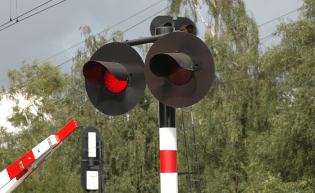 ferrovia-passaggio-livello-sbarre-treno