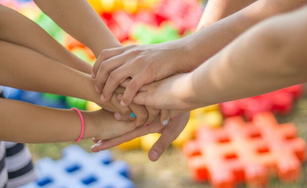 hands-ga6e2b2770_1920