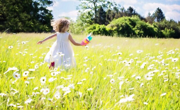 little-girl-running-795505_1280