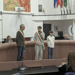 Nella foto il sindaco Pietro Cicardi insieme al nuovo sindaco e al nuovo vicesindaco del Consiglio comunale dei ragazzi e delle Ragazzi