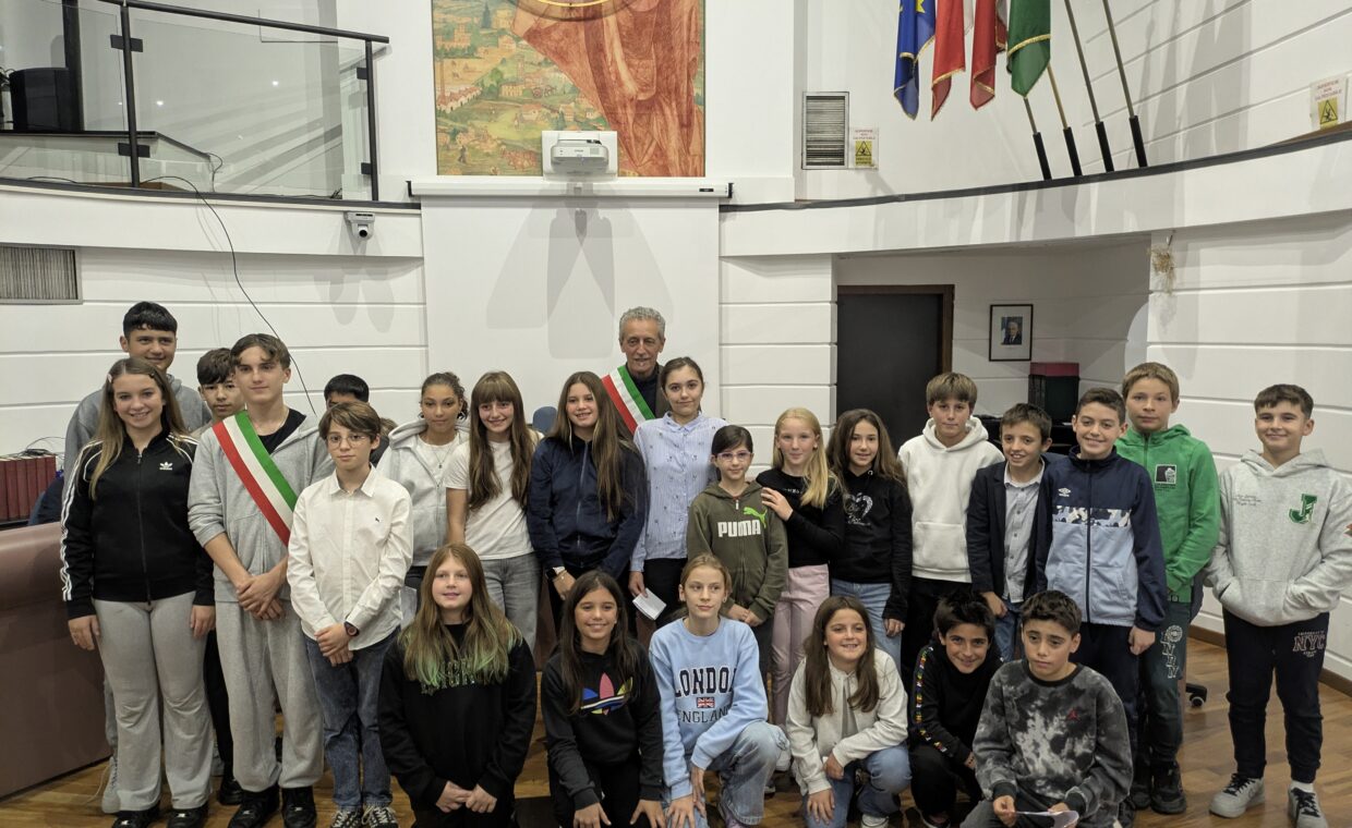 Foto di gruppo dei componenti del nuovo Consiglio comunale dei Ragazzi e delle Ragazze 2025/2026