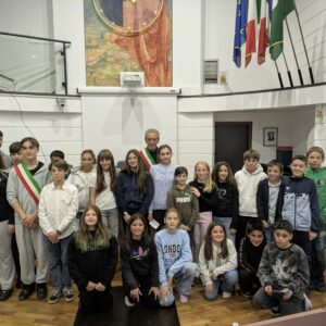 Foto di gruppo dei componenti del nuovo Consiglio comunale dei Ragazzi e delle Ragazze 2025/2026