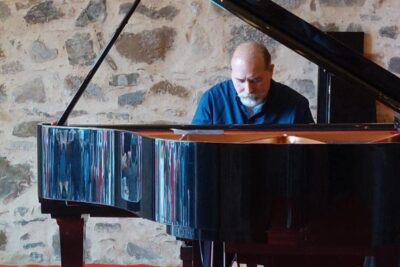 Foto che ritrae il musicista Marco Detto al pianoforte