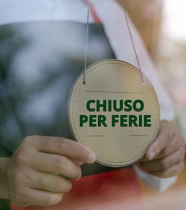 Immagine generica di un cartello chiuso per ferie sulla vetrina di un esercizio pubblico