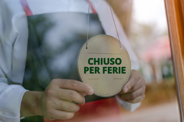 Immagine generica di un cartello chiuso per ferie sulla vetrina di un esercizio pubblico