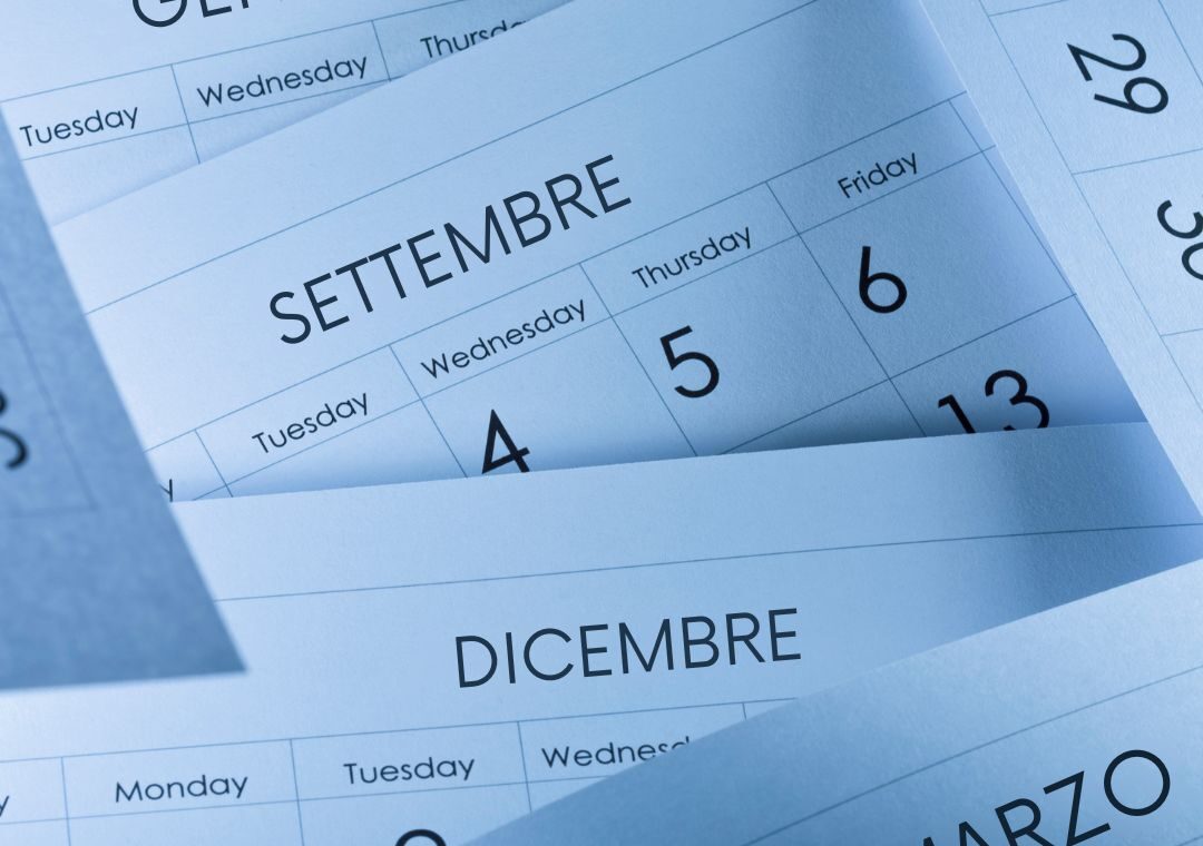 Immagine generica di fogli di calendario sparsi