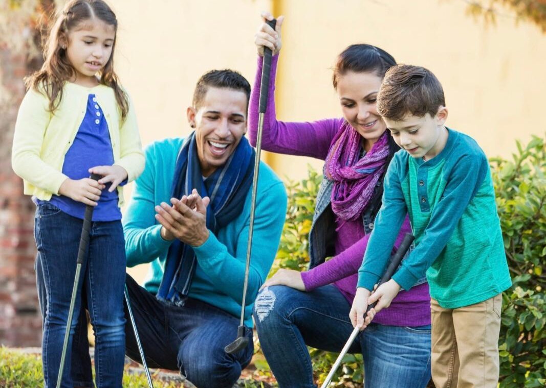 Copertina della notizia del bando per i contributi sportivi del Ministero con immagine generica di una famiglia che fa sport