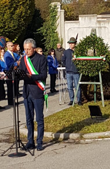 Immagine del sindaco durante il discorso di commemorazione della Festa del 4 novembre dell'anno 2023
