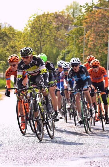 Foto generica di ciclisti in bicicletta impegnati in una gara di ciclismo su strada