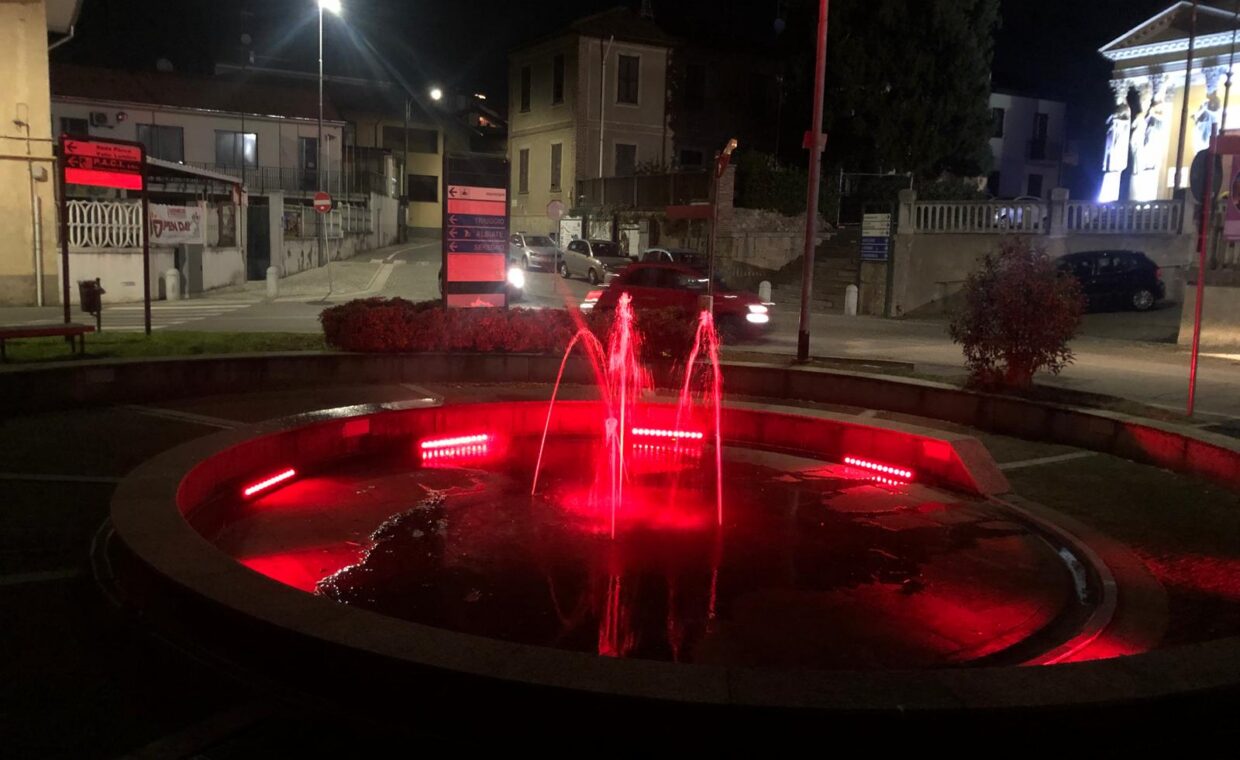Fontana di piazza Baj illuminata di rosso