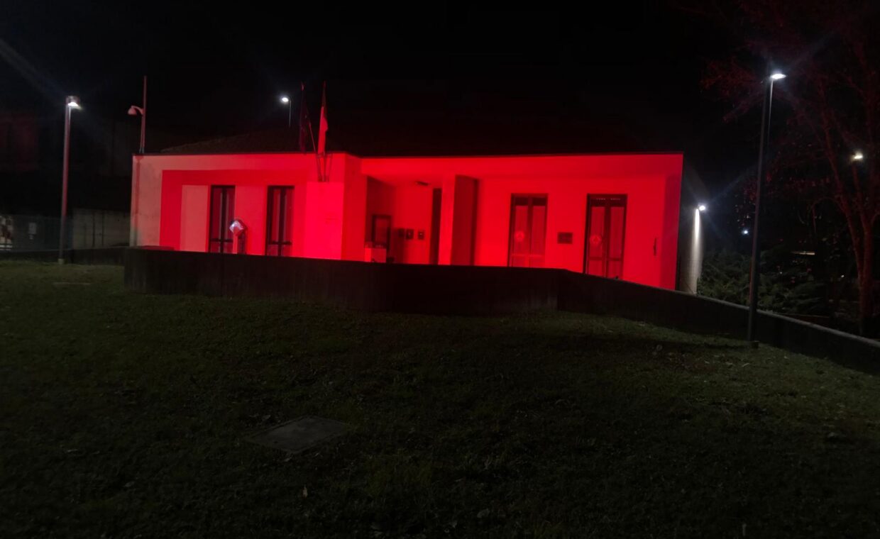 Centro civico Pertini illuminato di rosso