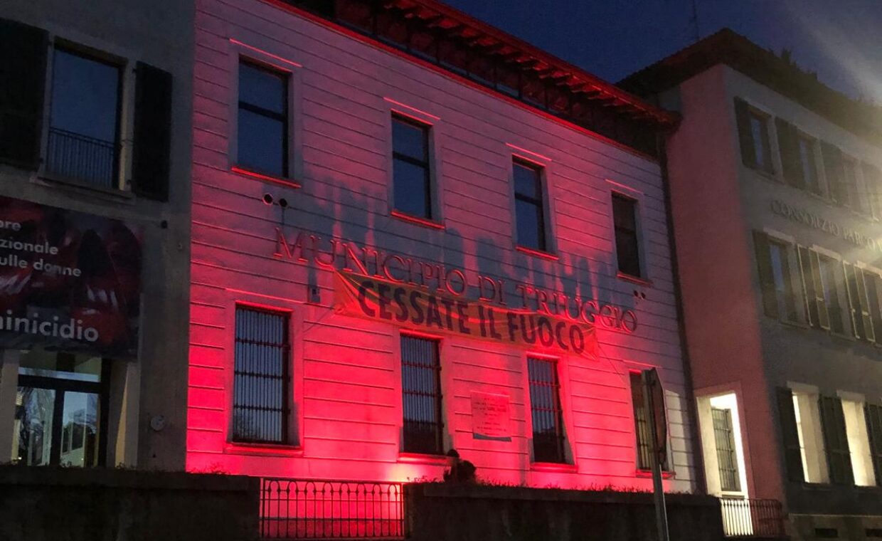 La facciata del municipio illuminata con un fascio di luce rosso