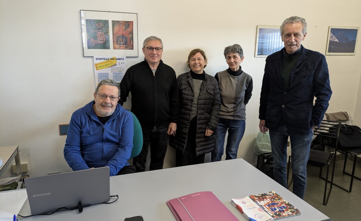 Foto dell'inaugurazione sportello Sos Sanità: presenti il Sindaco Pietro Giovanni Cicardi, l'assessora alle Politiche sociali Claudfia Cattaneo, il presidente Acli Elio Cazzaniga e i due operatori ACli che gestiranno le richieste dei cittadini