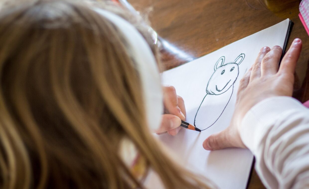 Foto generica di una bambina che disegna alla scuola dlel'infanzia
