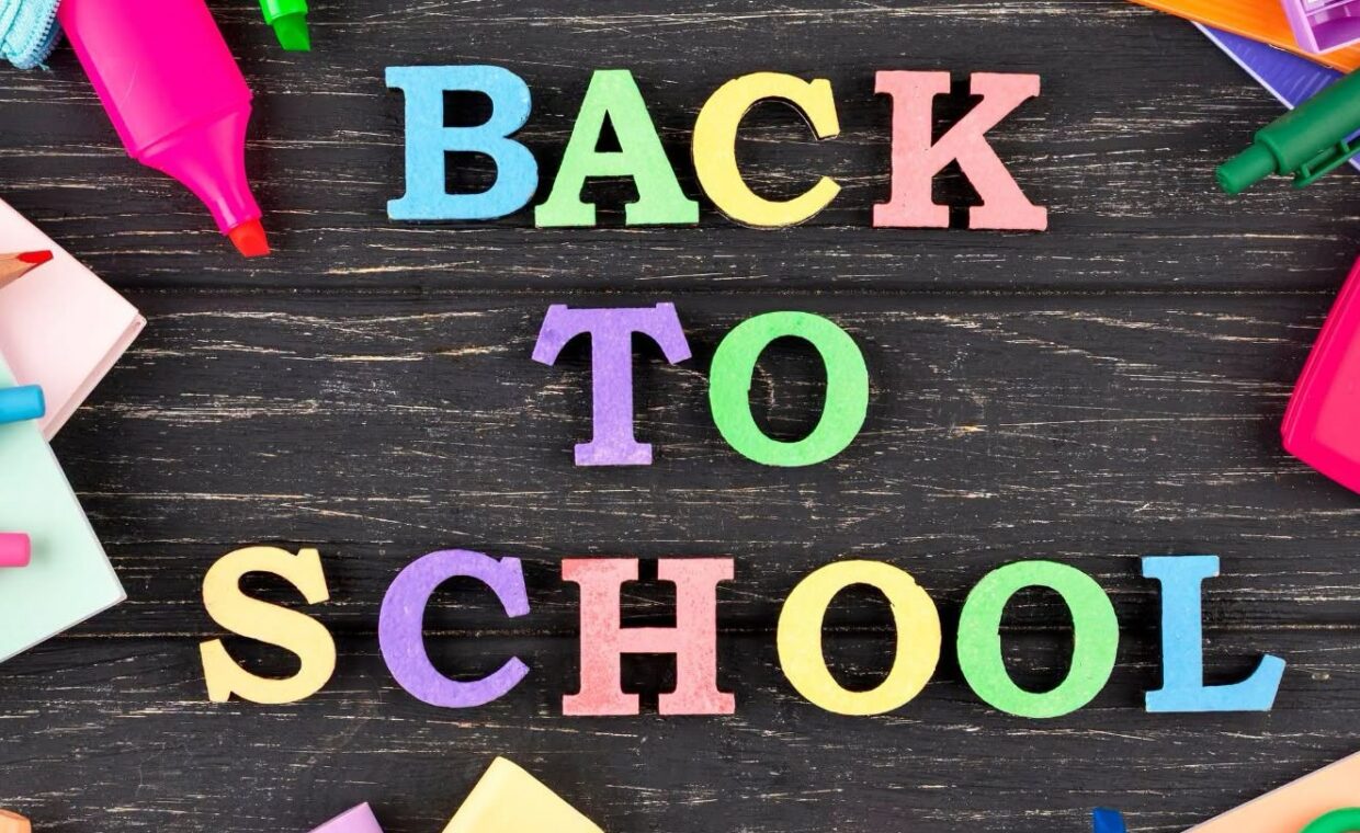 Lavagna con scritto Back to school