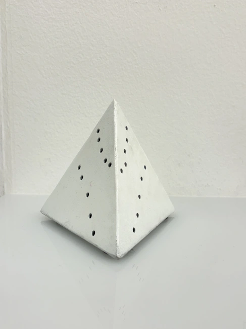 Lucio Fontana - Piramide