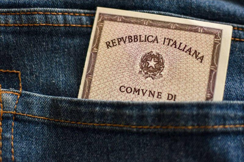 Carta identità cartacea inserita in una tasca dei pantaloni