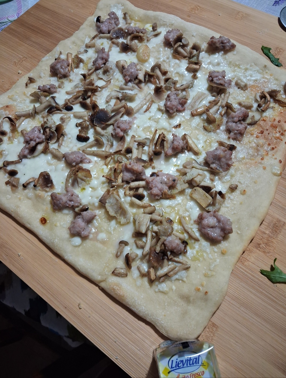Pizza autunnale funghi e salsiccia                                                                                                                                                                                                                        