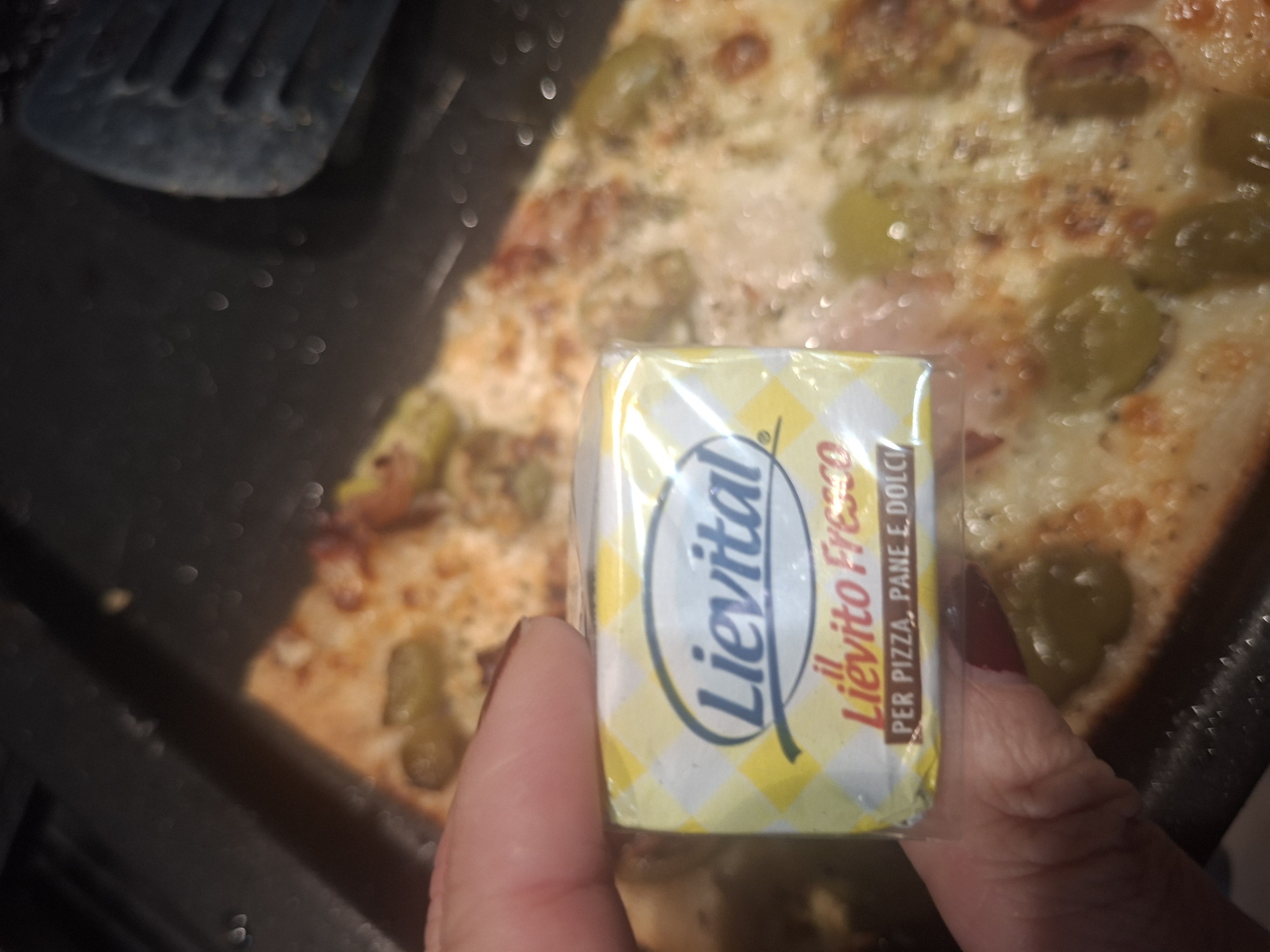 Pizza bianca con olive                                                                                                                                                                                                                                    
