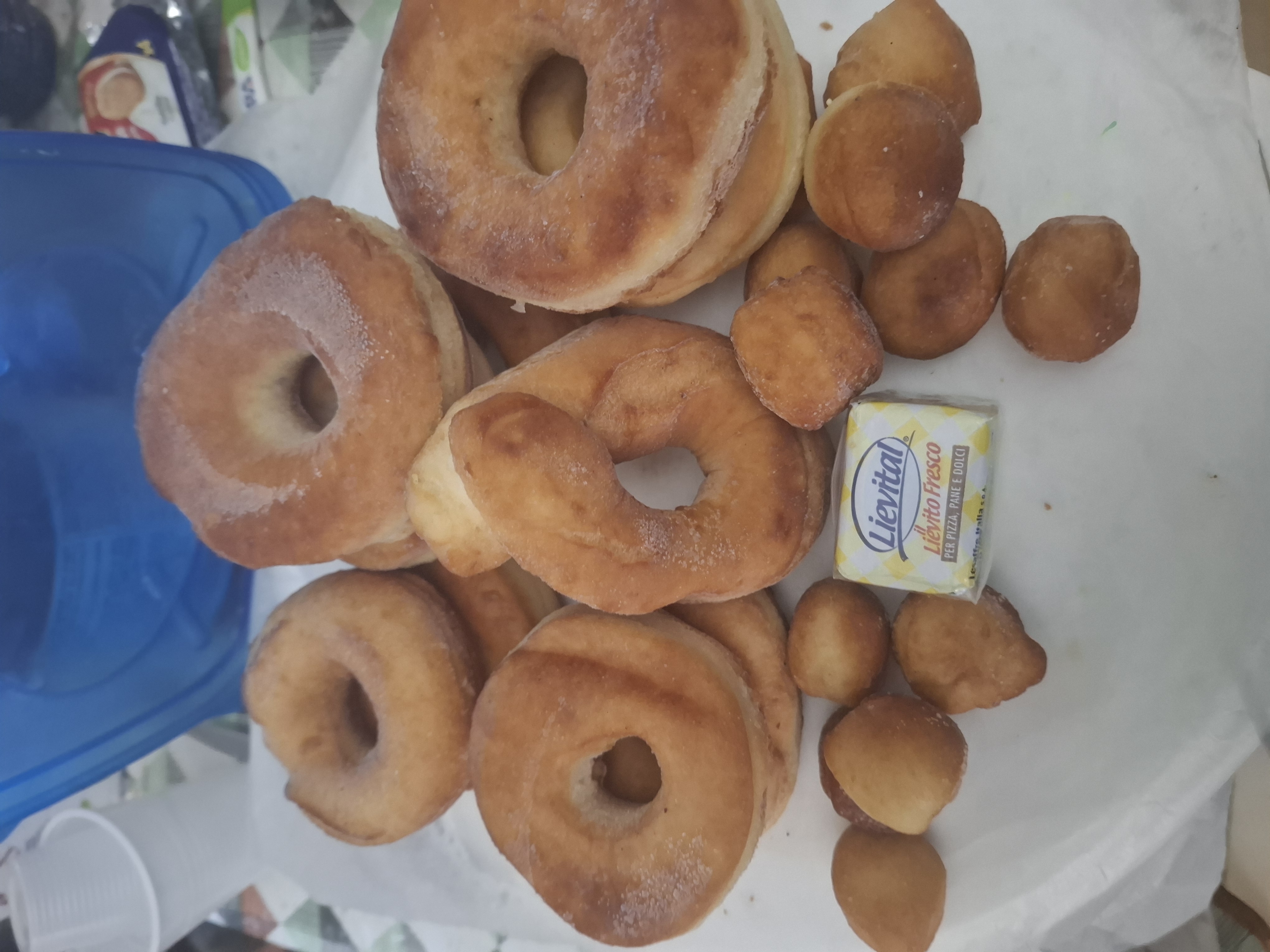 fatti fritti di bombette levitate con crema e cioccolato                                                                                                                                                                                                  