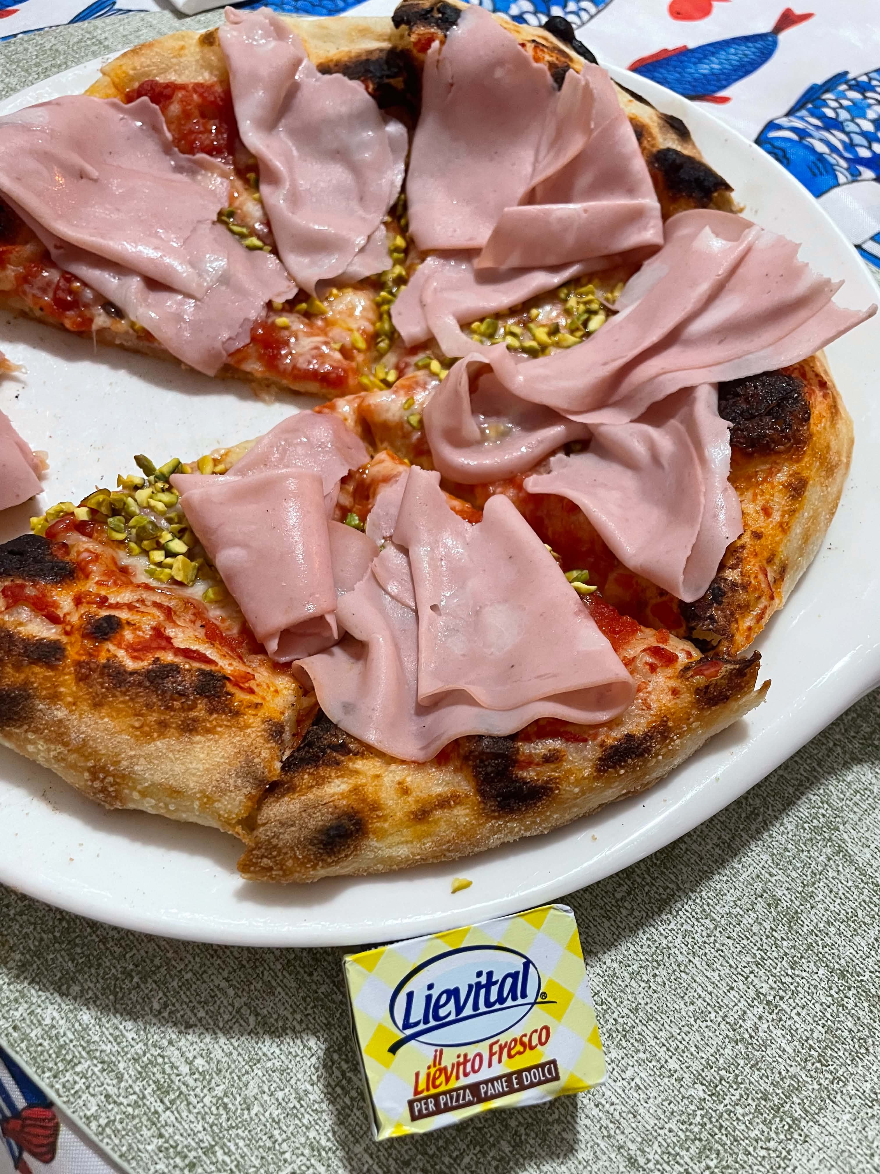 Pizza mortadella e granella di pistacchi                                                                                                                                                                                                                  