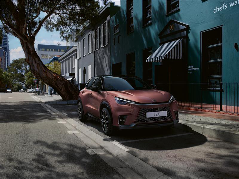 Toyota chiude il 2025 da leader in Italia: 120.820 auto vendute e dominio Full Hybrid